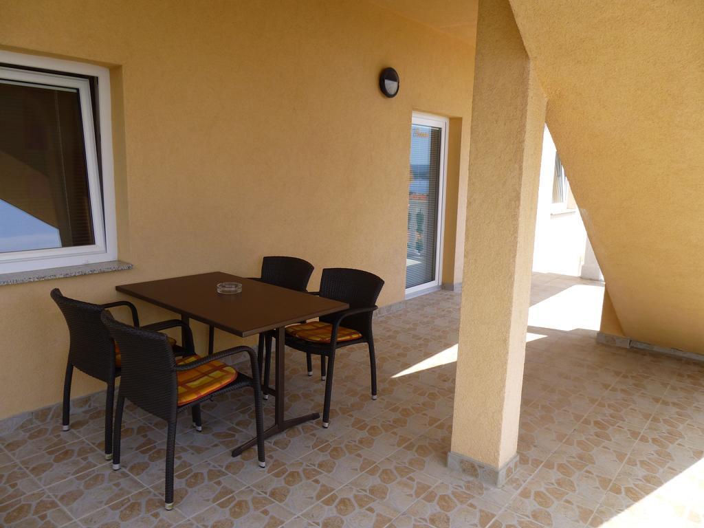 Apartments Villa Rosmarin Omišalj Kültér fotó